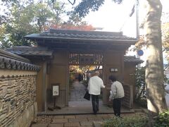 次は樂水園に行きました。楽水園は福岡市博多区の住吉神社の北側にあり、茶室と日本庭園から構成されています。（Wikipedia参照）また、明治時代に建てられた博多商家の別荘を茶室棟として改築した中に当時の茶室を「楽水庵」復元したものであります。「楽水」とは、親正の雅号を表しています。（楽水園参照）