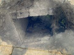 水飲み場の側にあった地下の水路へと続く穴