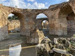 古代ローマ時代のアフリカ属州内で最大規模
ローマ帝国内でも第3位の規模の施設であった。
wikiより
建物中央にフリギタリウム（浴槽）その北西にカリダリウム（蒸し風呂）男女別の部屋も造られていた。

