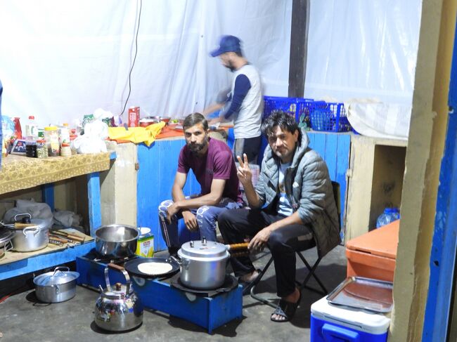 スタッフがもう朝食準備中<br />ヌールさんがひっそりとピース。