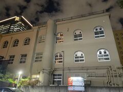 ＜中央区立常盤小学校・京王プレッソイン大手町＞
帰巣本能だけで、宿の裏側に帰ってきました
ここは常盤小学校の裏側でもあります

右端に写っているのがこの日の宿、京王プレッソイン大手町
チェックイン時の本人確認の際に、
「ありがとうございます。当ホテルチェーンのご利用は3年ぶりでござますね？」と聞かれ、少し感動してウルっときました
コロナ禍でたいへんでしたね、とお返事させていただきました
今回の予算で泊まれる東京駅日本橋口から徒歩圏内の有難い宿です

旅行記とも言えない、建物だけの記録をご覧いただき、ありがとうございました。
４トラトラベラーの皆さま、本年もどうぞよろしくお願いいたします。