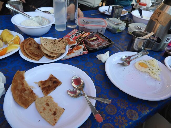 目玉焼きとチャパティ＆プラタ