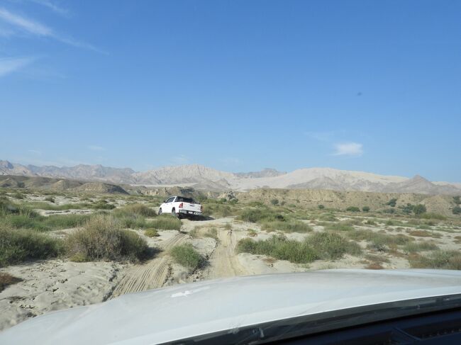 未舗装路を行く