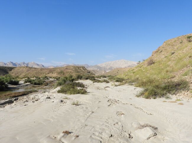 進みます。<br />目的地は泥が生み出した変わった地形とのこと