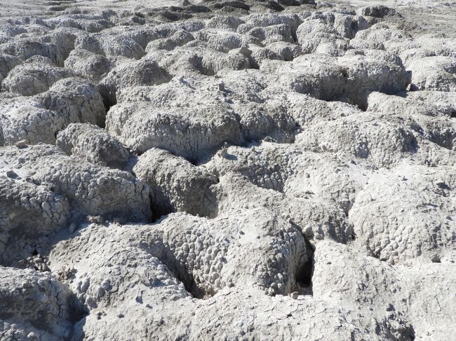 泥火山が激しく流出した後に、雨などで風化してボコボコな地形が誕生したとかなんとか