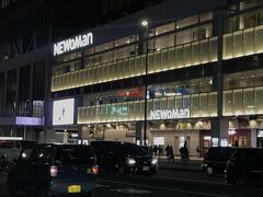 バスタの横にはNEWoMan新宿というショッピングモールが隣接しています。
とても綺麗なショッピングモールです。