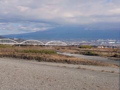 残念ながら富士山は雲に隠れています(-.-)