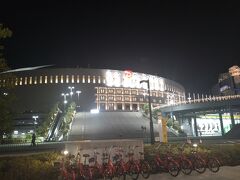 福岡旅行の締めくくりは福岡ペイペイドーム!福岡ペイペイドームは野球だけでなく、コンサート、展示会など様々なイベントに利用出来る多目的ドームです。（福岡ソフトバンクホークス参照）福岡ソフトバンクホークスの専用球場（本拠地）としての役割を担っており、日本野球機構（NPB）所属球団の本拠地球場の中で最も西に位置しています。2020年2月29日よりPayPayが命名権を取得しました。（wikipedia参照）
