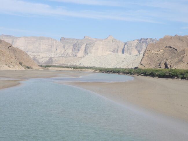 ヒンゴル川を渡ります