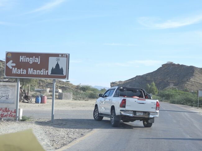 川を超えたところを左折してゲートに向かいます