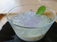 汗ばむ陽気だったこの日。
鶴岡八幡宮境内の茶寮 風の杜で頂いたあじさいゼリーは涼感たっぷり。