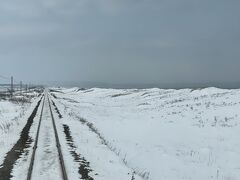 雪原の中を列車が駆けていきます、右側はオホーツク海、流氷も見えました