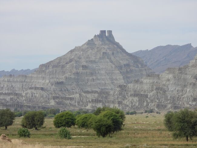 奥に見えるこの地形もなかなか凄い