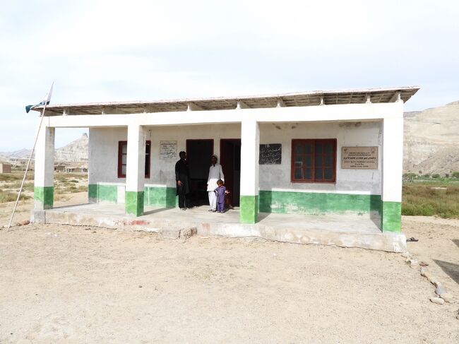 集落の入り口には小学校があります