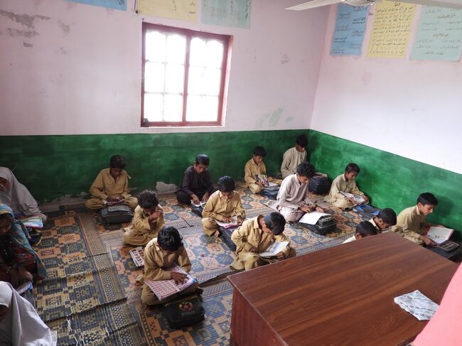 中では授業が行われていました