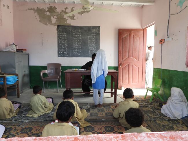 先生に何やら発表をしている？