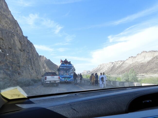 なにやらバスが。