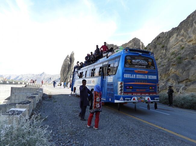 Nani Mandirに巡礼するヒンドゥー教徒のようです