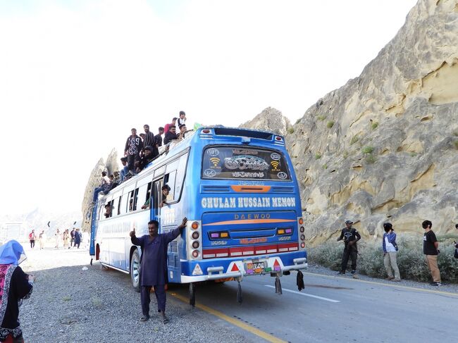 この人たち写真を撮られるのが好きなようだ