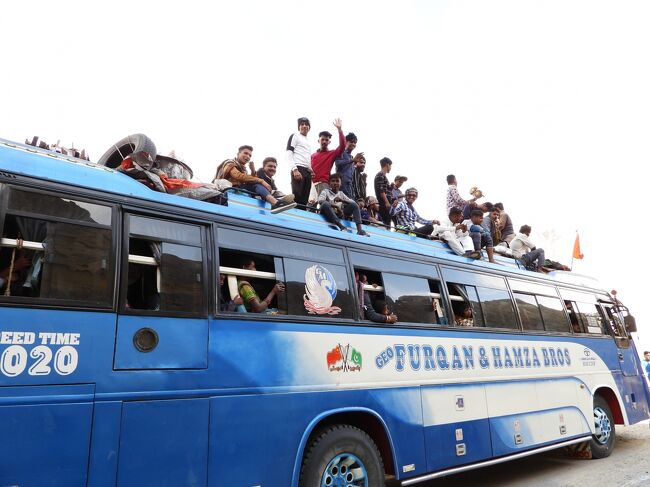 日本人が観光に来ていると知ってカメラを向けるとノリノリである