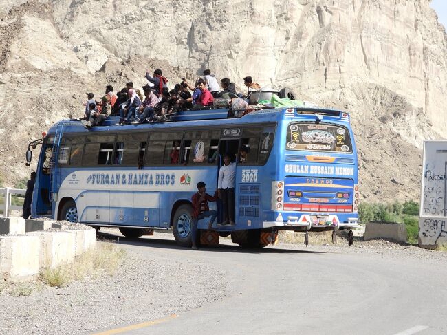 ノリノリのヒンドゥー教の巡礼者<br />https://youtu.be/V667SgeLe6E