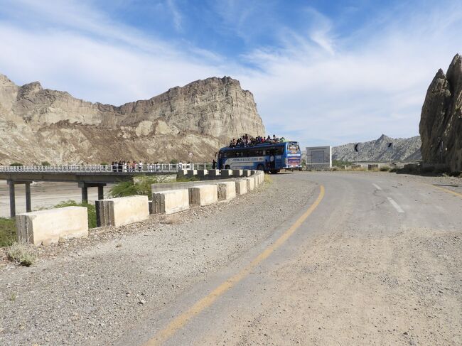 バスに乗ってナニマンディールへこのままいくのでしょう。