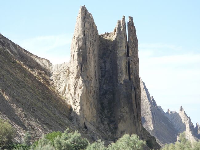 この岩はすごいけど崩れそうでもある。<br />縦に切れ目が入っているから、割れて一気に倒れるとかしてもおかしくなさそう。