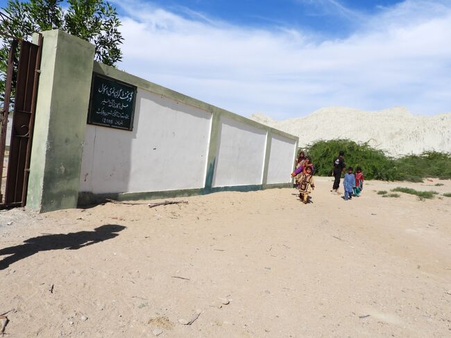 学校は休校なのですが、子供たちが学校に集まってきています。