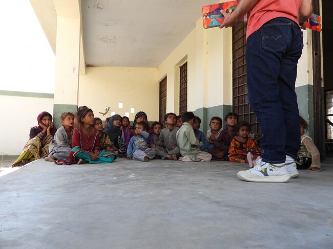 子供たちはよくわかってないのかも<br />確かに、言葉が通じない可能性があります。<br />ここはバローチ族で言語はボローチ語。公用語のウルドゥー語は学校で習うものだし、実際パキスタンでは地方では部族の言葉しか通じない地域も少なくない。