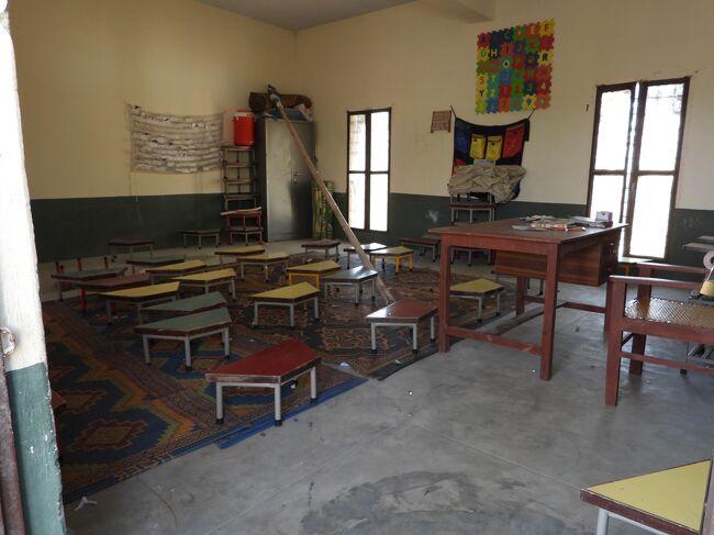 この学校では生徒用の机があります。<br />前に行った学校にはありませんでした。