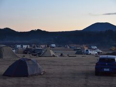 ふもとっぱらキャンプ場の横を通り登山口へ。

優雅な朝を迎えたキャンパーたち、うらやまC。

そう、これからここの裏山に登ります。