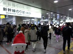 じゃぁ、夕飯でも食べに行きましょう。
名古屋駅構内で良いかなぁ？って思ったのですが、ゴミゴミ(◎_◎;)？！
フロント担当の方からの話で知ったのですが、東海道新幹線で電気架線故障で長時間止まっていたみたいでした。
その影響で予定の新幹線に乗る客が改札口に入れない、予定の新幹線が運休になったので変更手続き、あっちこっちで大変な状況に(◎_◎;)。

しかも、ジャニーズのコンサートも名古屋で行われていたのでファンが東京へ大阪へと帰ろうとして…帰れないという状況(;´Д｀)。