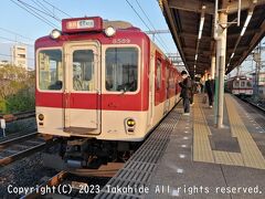 平端駅

前夜とは逆に橿原線の急行橿原神宮前行きに乗り換えます。
乗車したのは8000系8589F編成8589です。


平端駅：https://ja.wikipedia.org/wiki/%E5%B9%B3%E7%AB%AF%E9%A7%85
橿原線：https://ja.wikipedia.org/wiki/%E8%BF%91%E9%89%84%E6%A9%BF%E5%8E%9F%E7%B7%9A
橿原神宮前：https://www.kintetsu.co.jp/station/station_info/station07032.html
8000系：https://ja.wikipedia.org/wiki/%E8%BF%91%E9%89%848000%E7%B3%BB%E9%9B%BB%E8%BB%8A