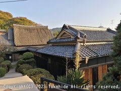 大道旧山本家住宅

江戸末期に建てられたと推定される大和棟の主屋と、入母屋造桟瓦葺きの離れからなる何れも国登録有形文化財となっている古民家です。


大道旧山本家住宅：https://www.town.taishi.osaka.jp/shisetsuguide/1362549975155.html
大和棟：https://ja.wikipedia.org/wiki/%E5%A4%A7%E5%92%8C%E6%A3%9F
入母屋造：https://ja.wikipedia.org/wiki/%E5%85%A5%E6%AF%8D%E5%B1%8B%E9%80%A0
国登録有形文化財：https://kunishitei.bunka.go.jp/heritage/detail/101/00002963
古民家：https://ja.wikipedia.org/wiki/%E5%8F%A4%E6%B0%91%E5%AE%B6