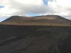 一面の黒。三原山もスタート地点の外輪山展望台から見た姿とは全く違う様相です。