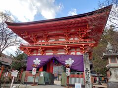 例年初詣に訪れている「長等神社」。立派な正門だが明治時代の作という。
こちらはそこそこ参拝者がおられたが、近くには三井寺という巨大寺院があるからな…