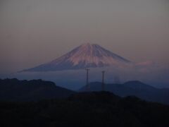 早くも夕食時です。

ホテルに戻ってコートを脱ぎます。

部屋の窓から富士山の夕焼けが望めますが、今度はほぼ全容が見えます！