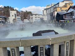 伊香保のホテルへ向かう途中、来たことが無かった草津へ寄り道。
晴れてるけど雪がチラついてました。

