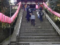 ロープウェイを降りるとすぐに久能山東照宮の参道になります。

この階段は見た目よりも急な斜度で、しかも一段の間隔が広いので上りにくいこと！

昔、背の低く袴をはいた武士やご婦人が上がった事実に尊敬の念を抱かずにはいられませんーー。