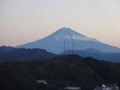 おお！2023年の元旦は快晴に近い晴天です。

富士山はかすかなピンクに包まれています。