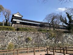 福岡城跡には天守閣が残っておらず、櫓が二基残るのみとなっています。

こちらがその一つの多門櫓です。
