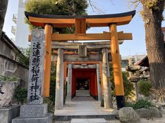 櫛田神社の裏に鎮座する注連懸稲荷神社です。
