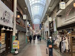 櫛田神社の横にある川端商店街です。

元日はお休みのお店も多かったようでした。
