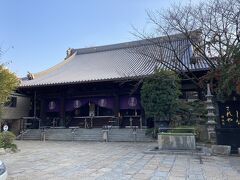 浄土真宗の寺院で、大きな納骨堂の建物に囲まれた厳かな雰囲気の寺院です。
