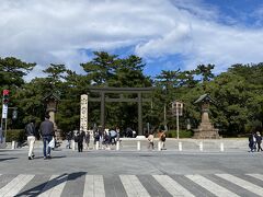 出雲大社の勢溜の大鳥居に着きました。今年の神在月は10月25日～11月23日なので少し早すぎたようです。