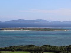 大岳は標高９９ｍ。嘉弥真島（写真右中）と奥に石垣島が見えます。嘉弥真島は無人島でしたが、石垣島のホテルミヤヒラが島ごと賃借して観光化しつつあるようです。