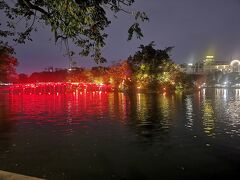 ハノイ市民の憩いの場所であるホアンキエム湖。夜は橋がライトアップされています。