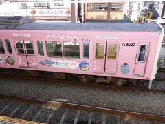 　ここから動物園線に乗り換えます。なにやらかわいい電車が止まっていますね。動物園行きということで、車内も子ども向けの楽しい装飾がされているようです。これは楽しみ！