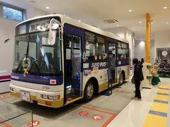 　まずは入場改札の前にどんと鎮座する、京王バスに興味津々。福岡だとこれより古いバスも現役ですが、さすがは首都圏です。
　小型バスもこんな場所で出くわすと、見上げるようにでかいです。
