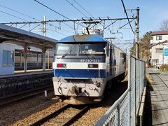 御健神社を出て西条駅の近くへやってきました。と言ってもすぐですけどね。駅の北側には瀬野－八本松を補機として運用されるＥＦ２１０－３００番台が停まっています。以前のＥＦ６７の最後の一機がこの直前に引退していて、すべてこの形式に置き換わっていました。
ＥＦ６７と違い補機以外の運用も出来るそうですが、私はここで初めて見る事になりました。
ちなみに西条駅は再開発で橋上駅舎となり北側にも出入り口が出来ましたが、開設以来長らく南口のみだったので駅北側は寺院が残っていて駅が近いとあまり感じない雰囲気の街でした。